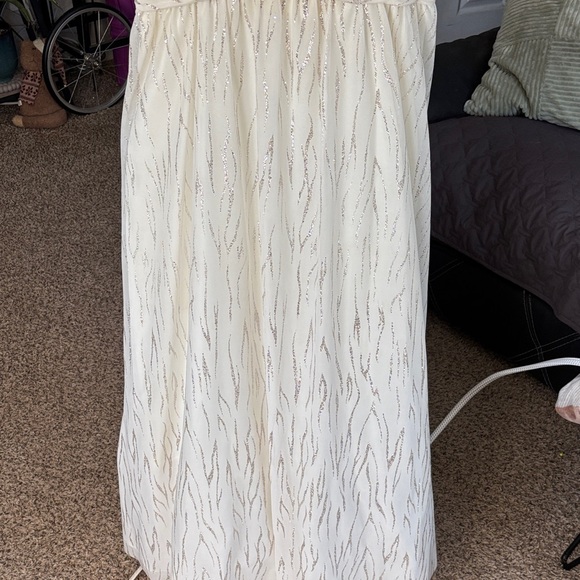 Cachet SZ 10 Elegant White Dress - Picture 3 of 8